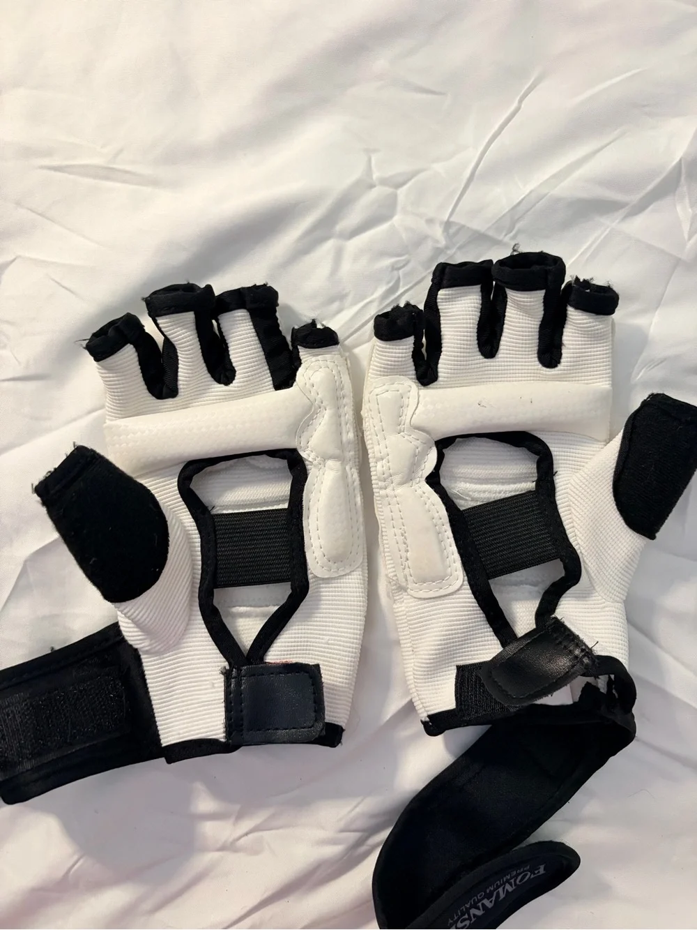 White & Black Taekwondo Sparring Gloves